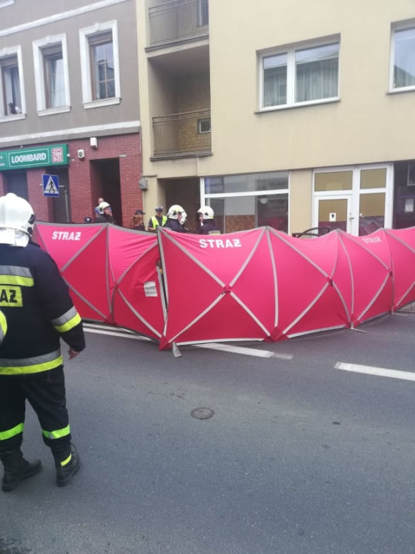 Wronki: Kierowca BMW zasnął i wjechał w budynek