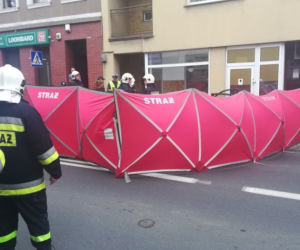 Wronki: Kierowca BMW zasnął i wjechał w budynek