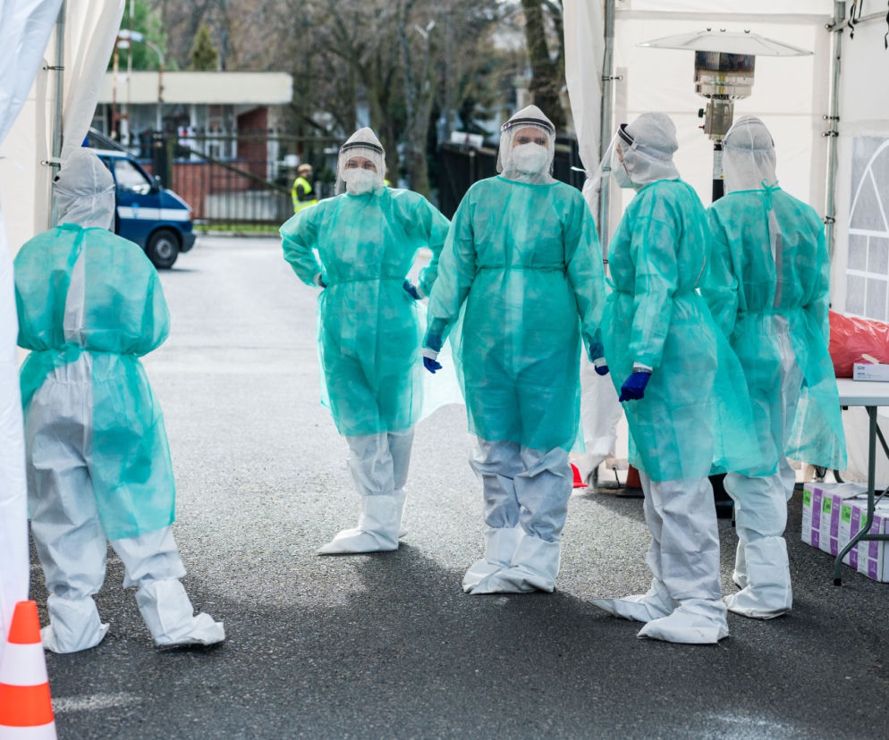 Badają na COVID-19... z auta! [ZDJĘCIA]