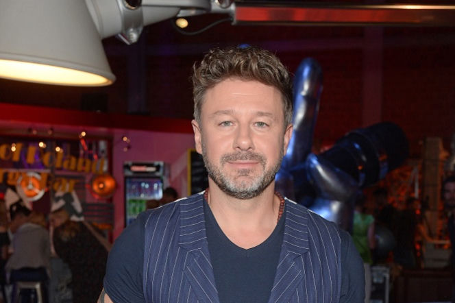 Piasek gejem? Środowiska LGBT ostro o wokaliście 