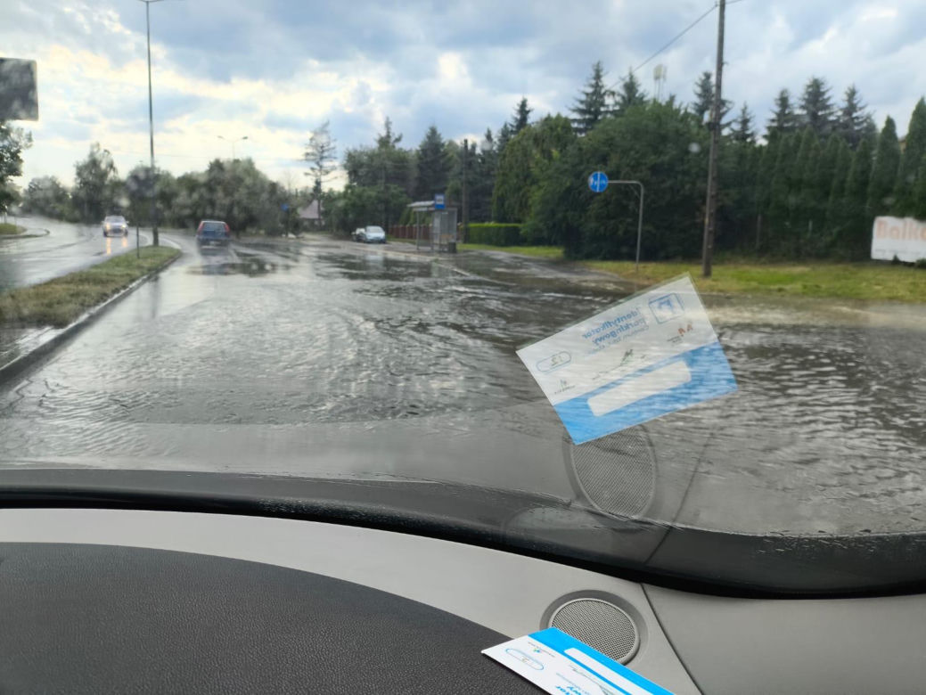 Gwałtowna nawałnica przeszła przez region tarnowski. Zalane ulice, uszkodzone dachy i połamane drzewa