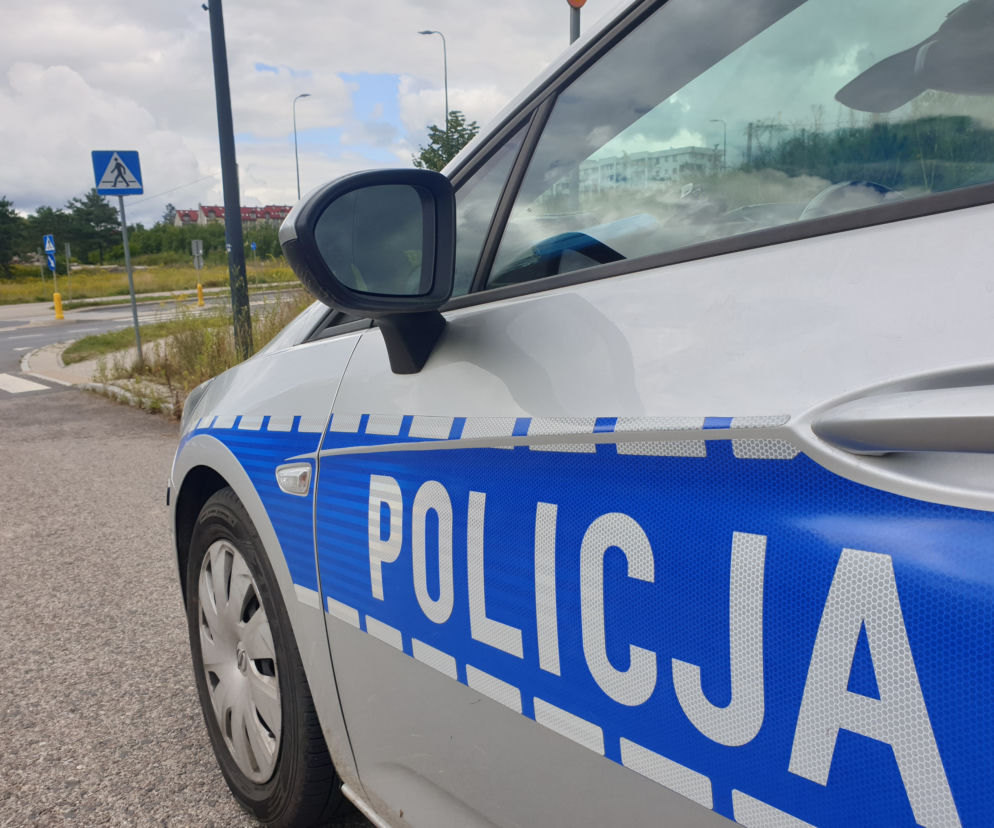 Świętajno. Rowerzysta chciał uniknąć kontroli drogowej, ale uderzył w radiowóz. Najbliższy miesiąc spędzi w więzieniu