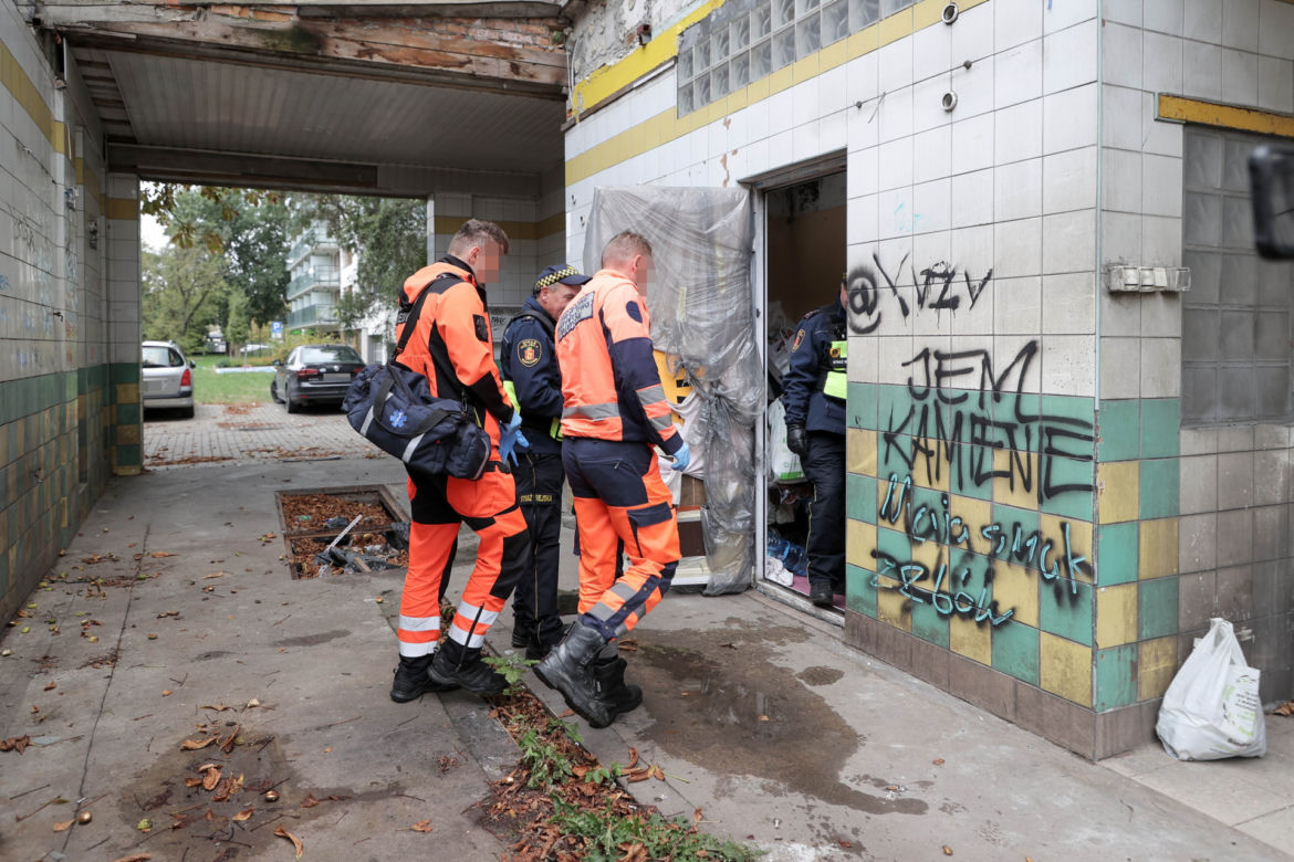 Interwencja Straży Miejskiej na Pradze-Południe. Funkcjonariusze profesjonalnie zajęli się osobą bezdomną, która potrzebowała pomocy