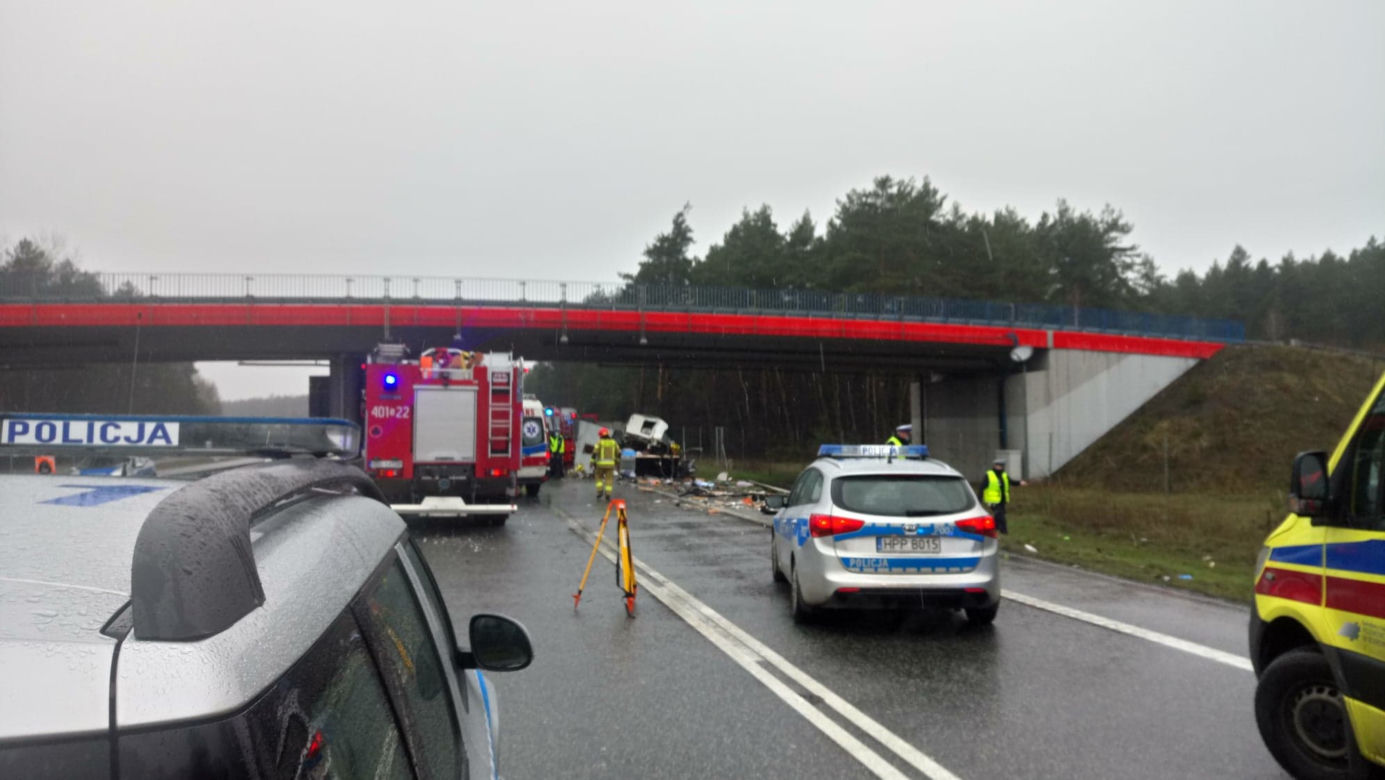 AKTUALIZACJA! Śmiertelny wypadek na S1 w Mierzęcicach. Nie żyją dwie osoby. Jedną z ofiar jest niemowlę! [ZDJĘCIA]