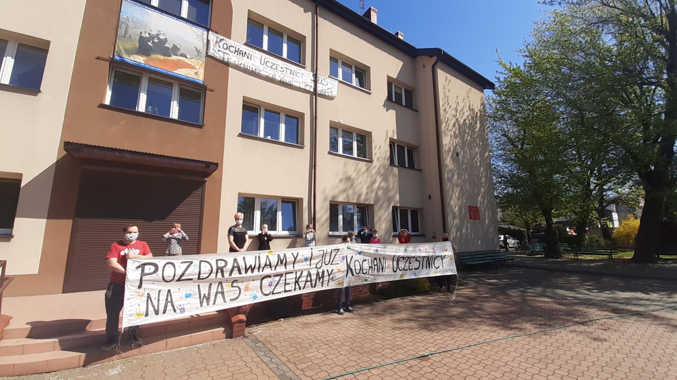Na banerze można przeczytać: „Tęsknimy za Wami i czekamy” 