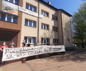 Na banerze można przeczytać: „Tęsknimy za Wami i czekamy” 