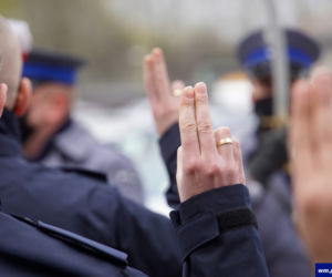 Ślubowanie ponad stu nowych policjantów w Olsztynie. Będą służyć w całym regionie [ZDJĘCIA]