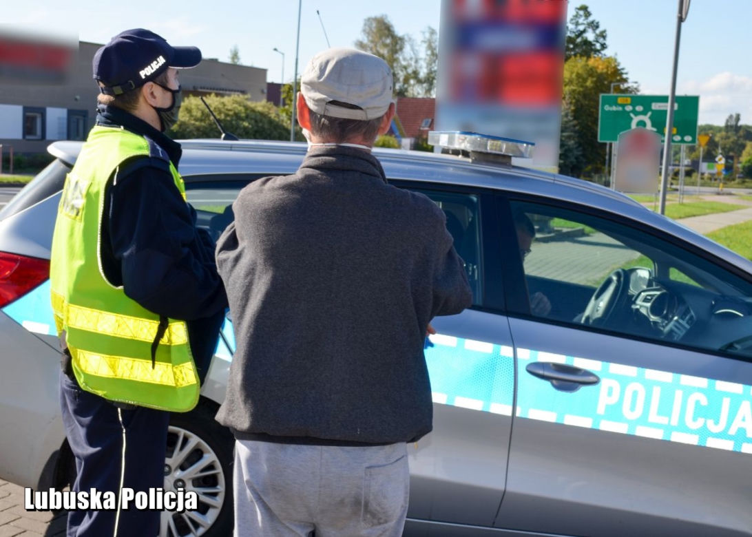 Policjanci sprawdzają czy nosimy maseczki.