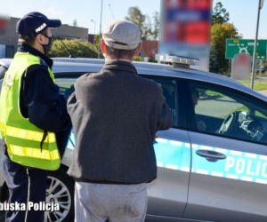 Policjanci sprawdzają czy nosimy maseczki.
