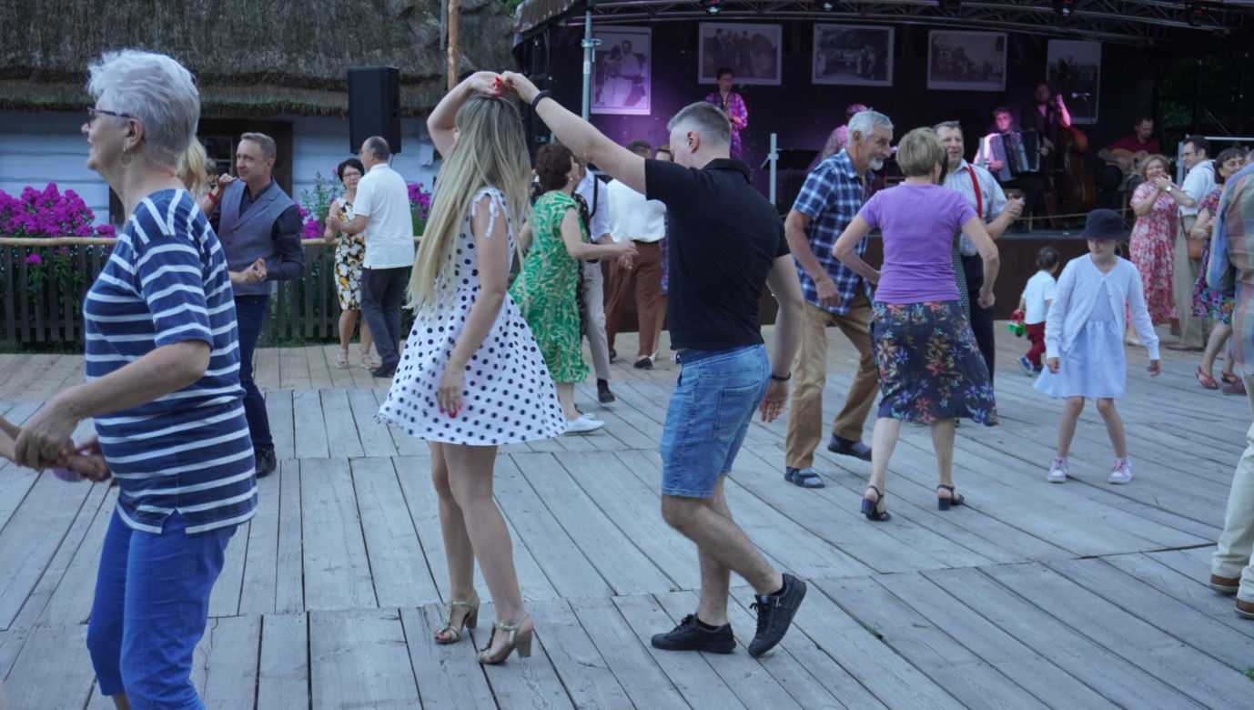Sielanka na parkiecie w Muzeum Wsi Lubelskiej pod gołym niebem! Za nami kolejna potańcówka w rytmie miejskiego folkloru z Warszawy i Lwowa