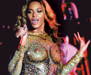 Beyoncé założyła na scenę sztuczny biust