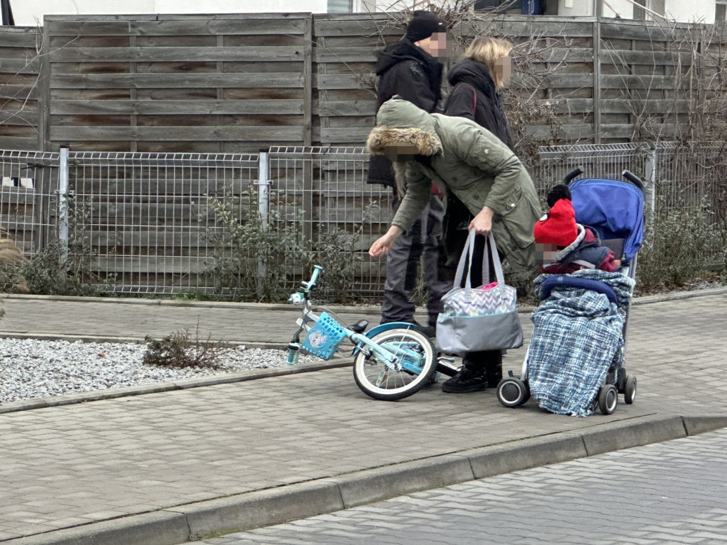 Kierująca dodgem wjechała w matkę z dziećmi. 6-latka trafiła do szpitala