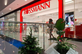 Tłumy w Rossmann. Tak tanio dawno nie było! Akcja 1+1 i ogromne przeceny