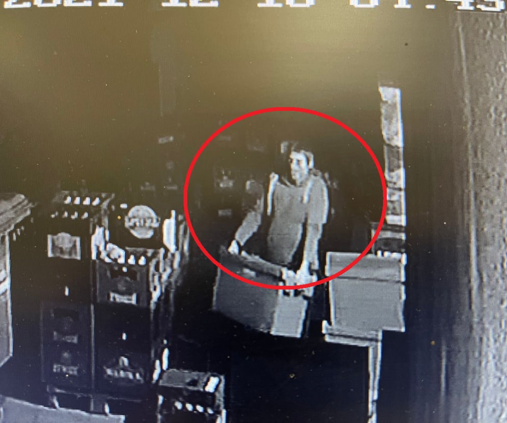 Wyniósł ze sklepu kiladziesiąt butelek alkoholu! Szuka go policja z Bydgoszczy