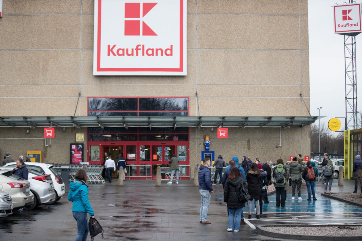Koronawirus. Tak wyglądają kolejki przed sklepami w Krakowie