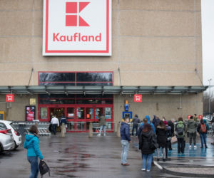 Koronawirus. Tak wyglądają kolejki przed sklepami w Krakowie