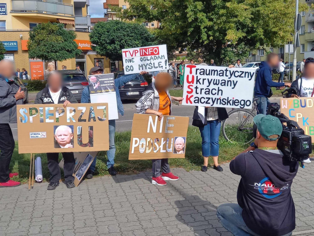 Protestanci przed wystąpieniem Jarosława Kaczyńskiego w Gorzowie