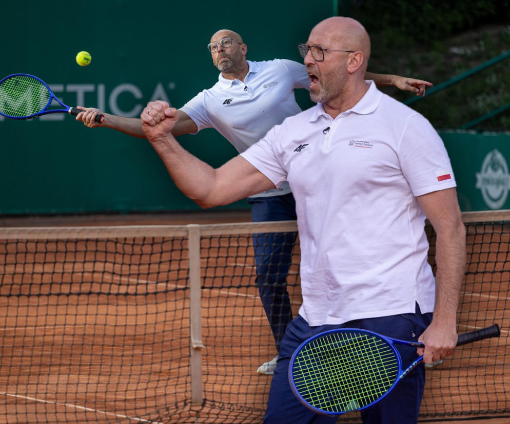 Minister Jakub Rutnicki gra w tenisa i cieszy się po punkcie. O dotacjach dla Poznania przeczytasz na SE Supersport.