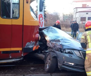 GROŹNY wypadek na Zgierskiej w Łodzi. Oto skutki zderzenia TRAMWAJU Z OSOBÓWKĄ