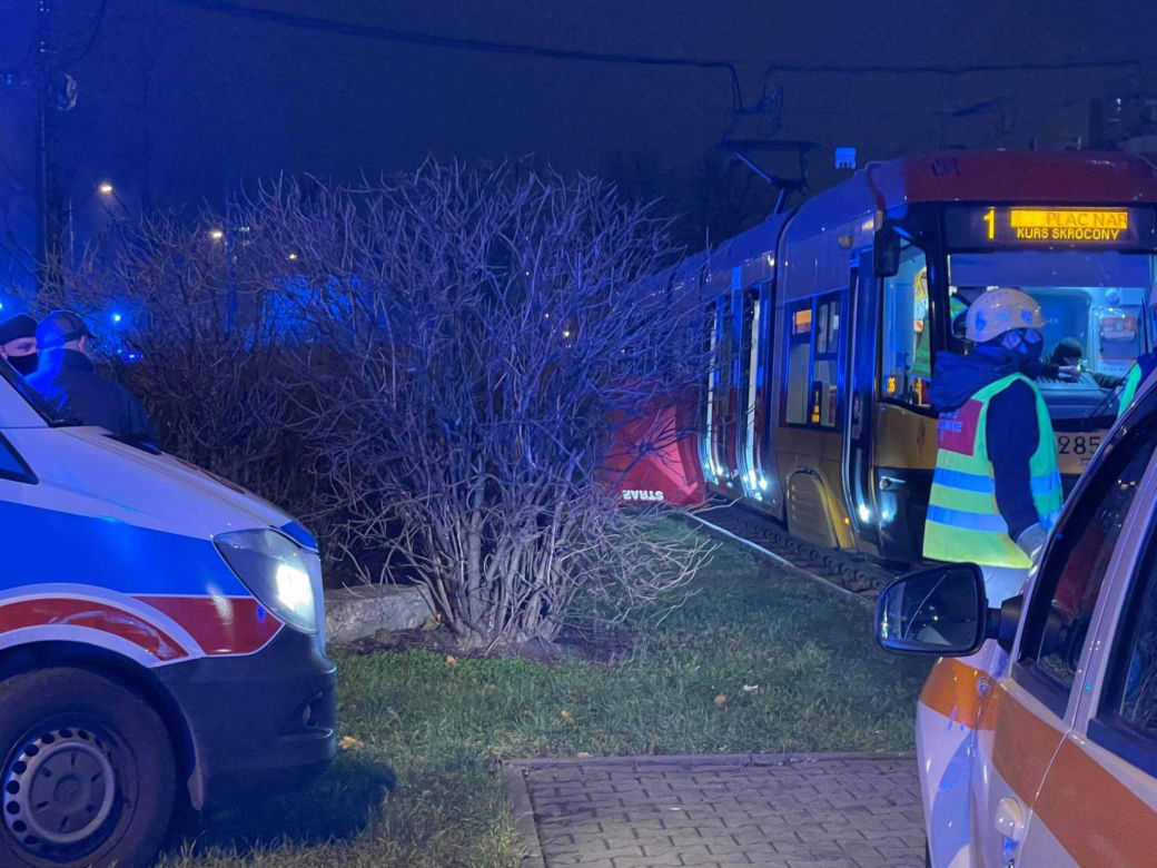 Tragedia w centrum Warszawy! Tramwaj przejechał kobietę. Nie żyje 
