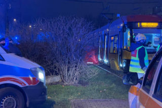 Tragedia w centrum Warszawy! Tramwaj przejechał 30-latkę. Przeciął ją na pół!