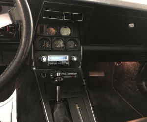 Corvette C3 z przebiegiem 1447 mil 