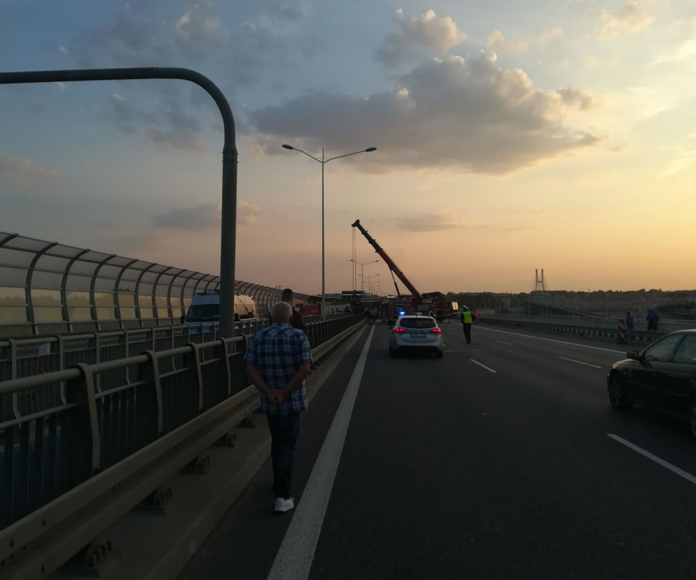 Wypadek ciężarówki ze zbożem na Autostradowej Obwodnicy Wrocławia