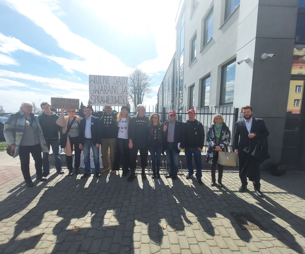 Były okrzyki i wuwuzele, takie nasze prawo. Sąd umorzył postępowanie 