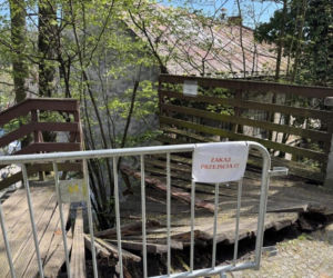 Panika na Wzgórzu Zamkowym. Spacerowicze spadli z zawalonych schodów