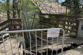 Panika na Wzgórzu Zamkowym. Spacerowicze spadli z zawalonych schodów