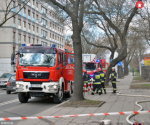 Pożar na ul. Wrocławskiej w Krakowie. Strażnicy miejscy wskoczyli w ogień ratować dwie osoby [GALERIA ZDJĘĆ]