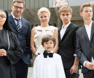 Rodzinka.pl. Ludwik (Tomasz Karolak), Natalia (Małgorzata Kożuchowska), Kacper (Mateusz Pawłowski), Kuba (Adam Zdrójkowski), Tomek (Maciej Musiał)