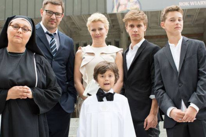 Rodzinka.pl. Ludwik (Tomasz Karolak), Natalia (Małgorzata Kożuchowska), Kacper (Mateusz Pawłowski), Kuba (Adam Zdrójkowski), Tomek (Maciej Musiał)
