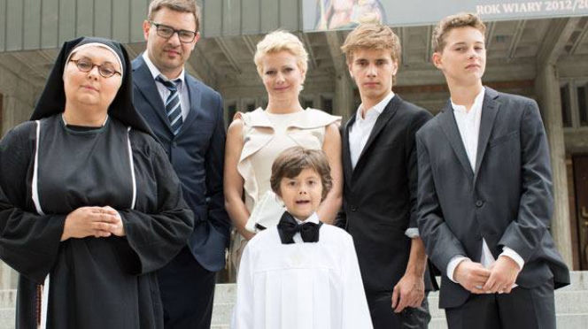 Rodzinka.pl. Ludwik (Tomasz Karolak), Natalia (Małgorzata Kożuchowska), Kacper (Mateusz Pawłowski), Kuba (Adam Zdrójkowski), Tomek (Maciej Musiał)