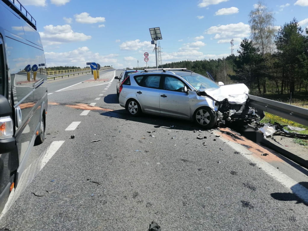Huknął busem w osobówkę aż urwało się koło. Groźny wypadek Wyszkowem