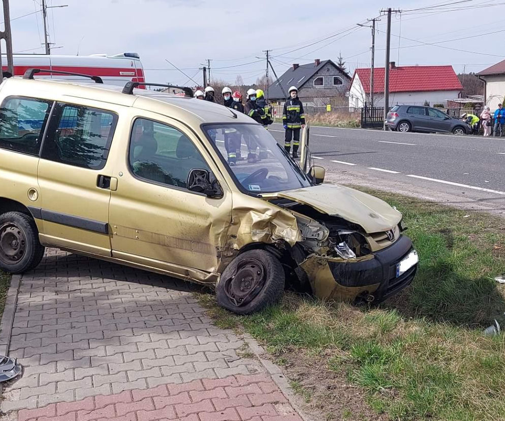 Wypadek na drodze nr 42 między Parszowem a Skarżyskiem. Droga zablokowana, na miejscu śmigłowiec LPR