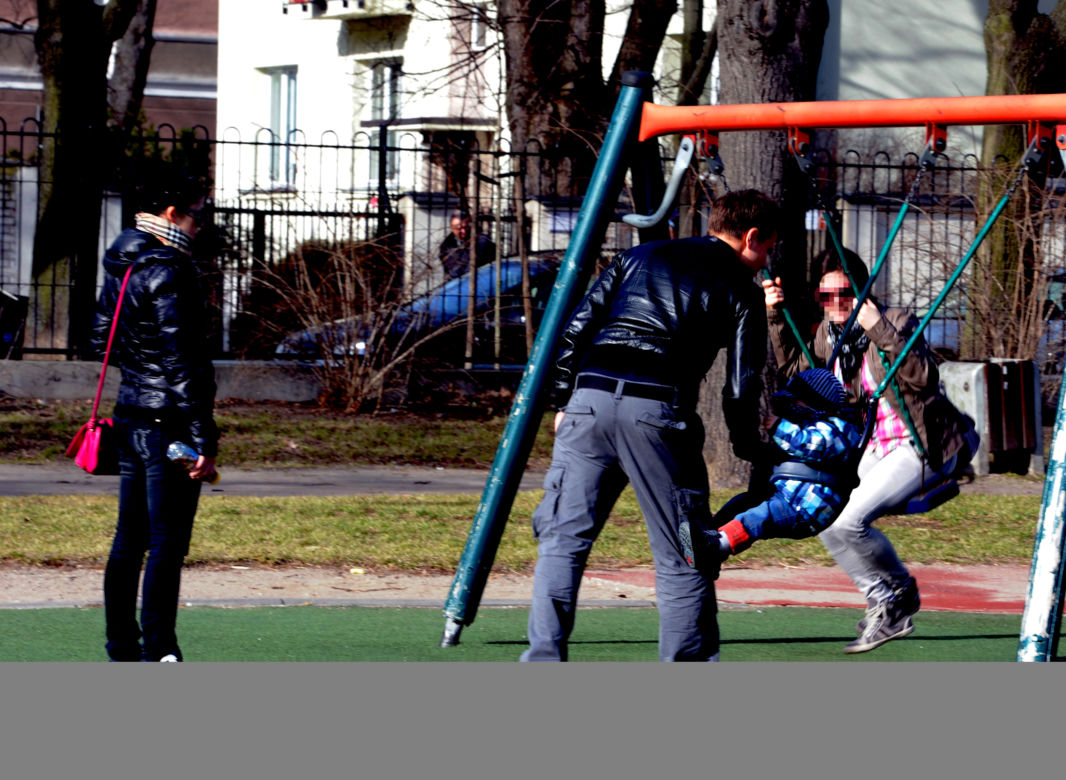 Cichopkowie chodzą z nianią na spacer