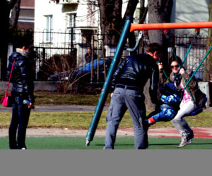 Cichopkowie chodzą z nianią na spacer