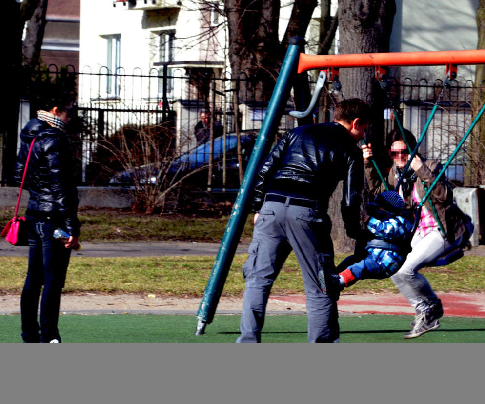Cichopkowie chodzą z nianią na spacer