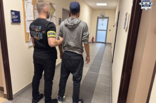 Uciekał przed policją, rozbił auto i uderzył w drzewo