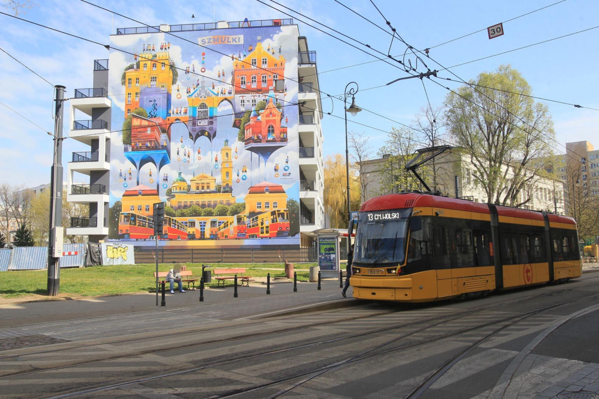 Na dachu budynku w Warszawie zbudowali plac zabaw. Deweloper zapewnia, że to bezpieczne