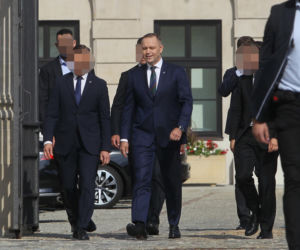 Karol Nawrocki spaceruje z sympatykami
