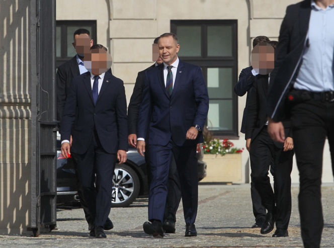 Karol Nawrocki spaceruje z sympatykami