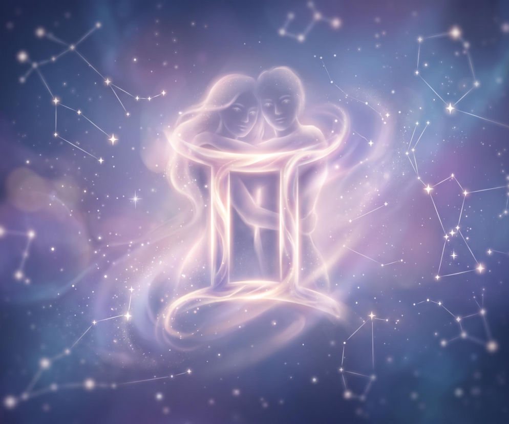 Znak zodiaku Bliźnięta na tle gwieździstego nieba. O horoskopie na dziś przeczytasz w serwisie Eska.