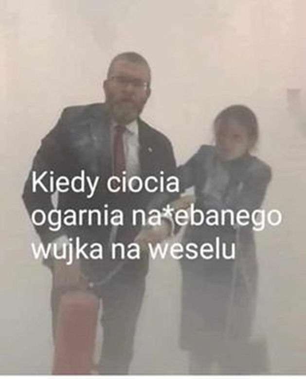 Grzegorz Braun z gaśnicą w Sejmie