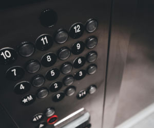 Koszmar na jawie. Zatrzasnęła się w windzie bez telefonu