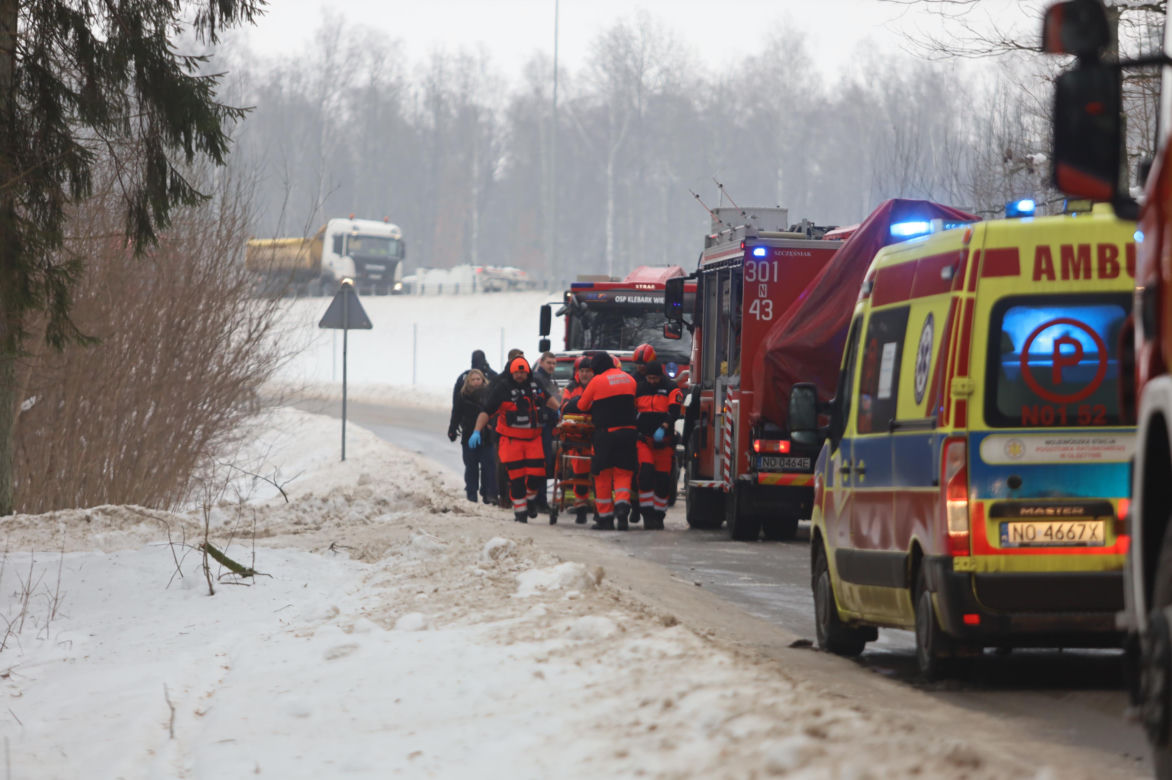 Poważny wypadek na Warmii i Mazurach. Lód paraliżuje region