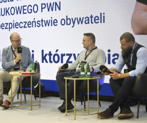 Warszawskie Targi Obronne. Scena Biała. Stawić czoła wojnie. Zostać czy wyjechać – Debata WYDAWNICTWA NAUKOWEGO PWN o bezpieczeństwie obywateli