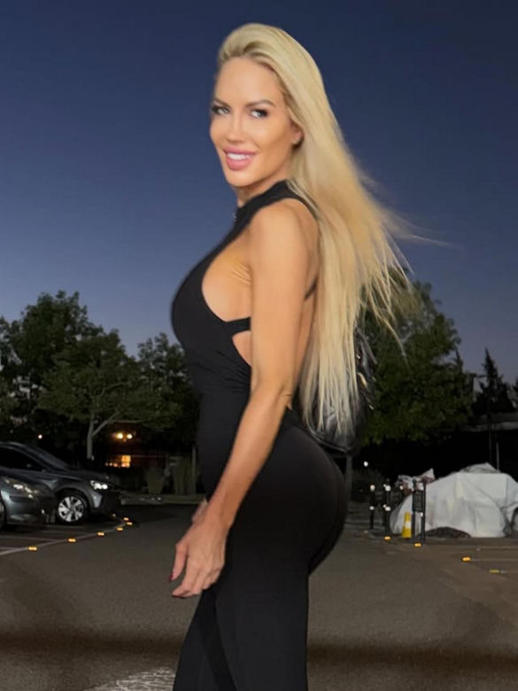 Była pierwszą nieoficjalną Miss Mundialu. Tak wygląda seksowna „matka chrzestna”