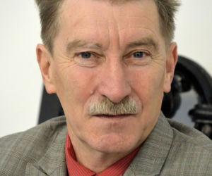 Przyspawali się do stołków 
